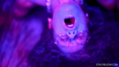 Baby masturbuje pred kamerou a privádza sa k orgazmu.